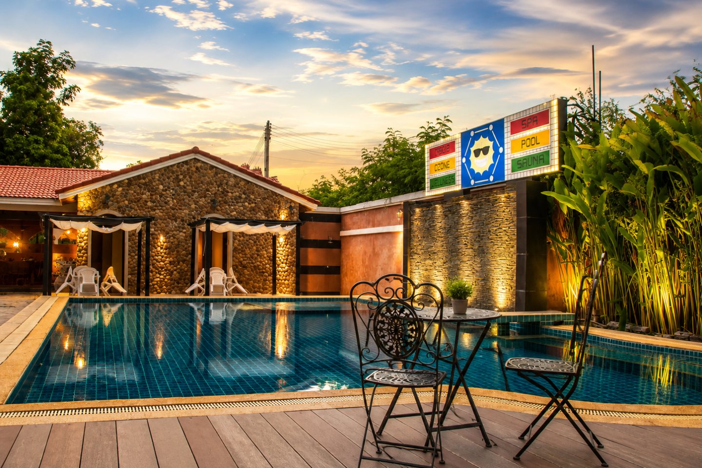 สระว่ายน้ำและอาคารที่พัก Grandsmile Wellness Pattaya