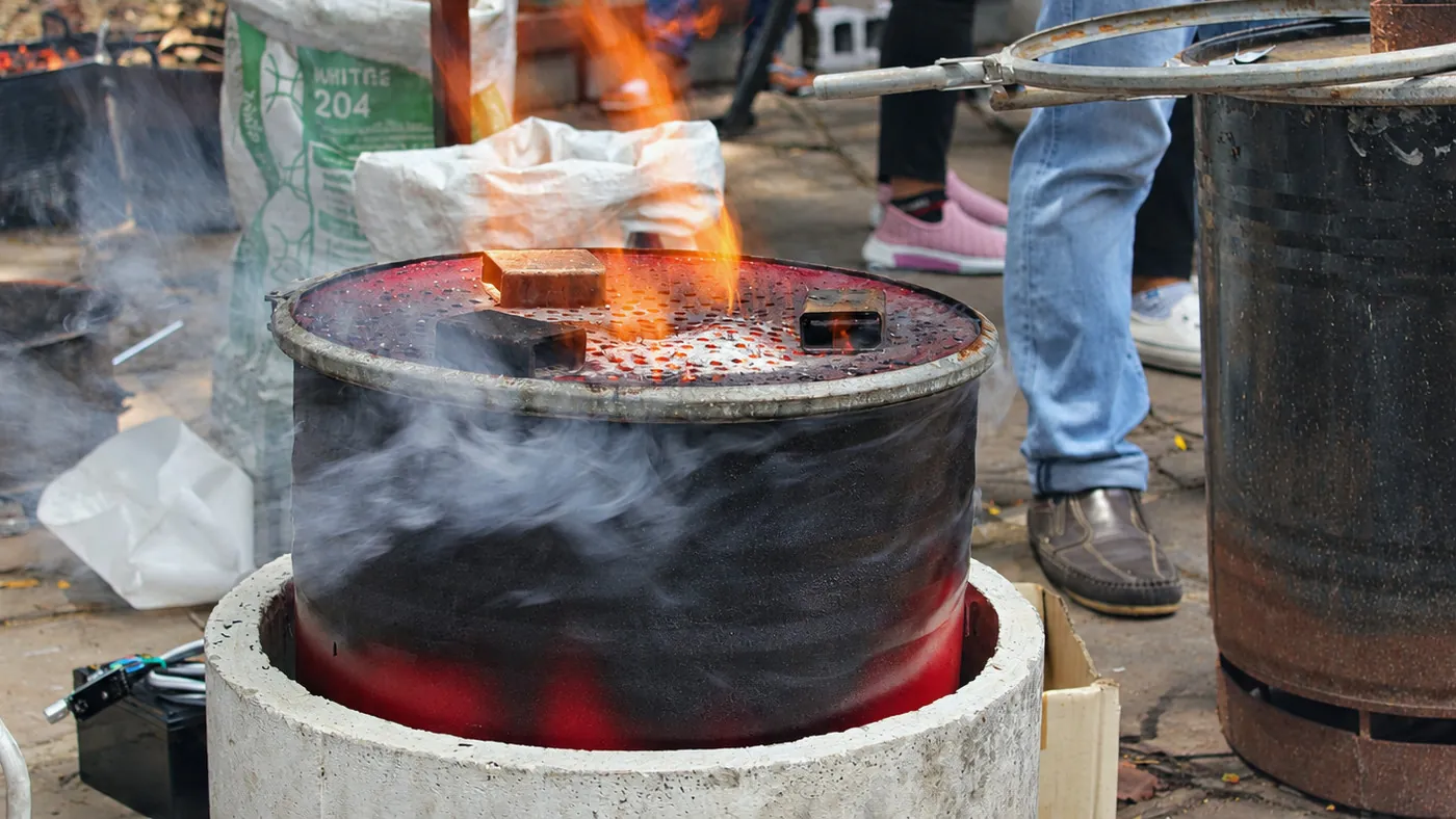 ถังเผาถ่านไบโอชาร์กำลังทำงาน